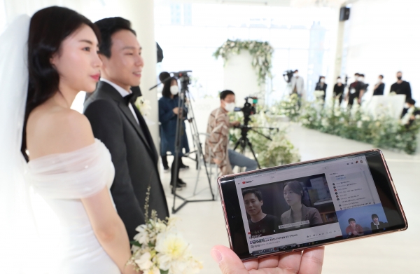 온라인으로 하객을 초대한 신랑과 신부가 4월 4일 강남구 소재 예식장에서 ‘유튜브 라이브 결혼식’을 진행하고 있다. (사진=KT)