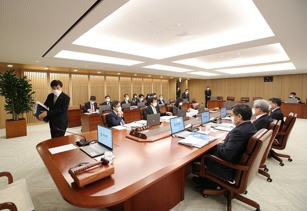 이주열 한국은행 총재가 지난 9일 서울 중구 한국은행에서 열린 금융통화위원회에 참석하고 있다. (사진=뉴시스)
