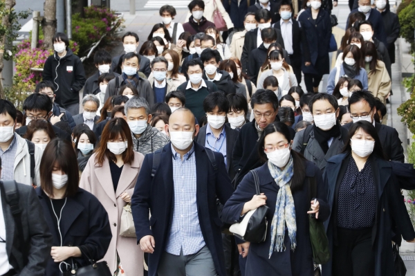 일본 도쿄에서 신종 코로나바이러스 감염증(코로나19) 예방을 위해 마스크를 쓴 시민들이 출근길에 나서고 있다. (사진=뉴시스)