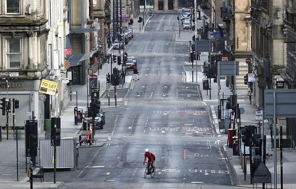 코로나 19 확산 예방으로 영국이 봉쇄된 가운데, 지난달 29일(현지 시간) 스코틀랜드 글래스고에서 한 남성이 텅 빈 세인트빈센트 거리를 자전거로 올라가고 있다. (사진=AP/뉴시스)