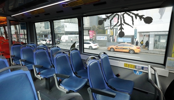 지난 2월 코로나 19 여파로 텅 빈 서울시티투어버스 내부. (사진=뉴시스)