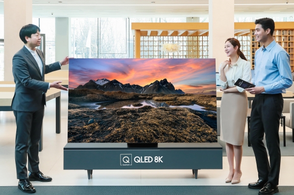 판매 상담사가 삼성디지털프라자 삼성대치점에서 2020년형 삼성 QLED TV를 소개하고 있다. (사진=삼성전자)
