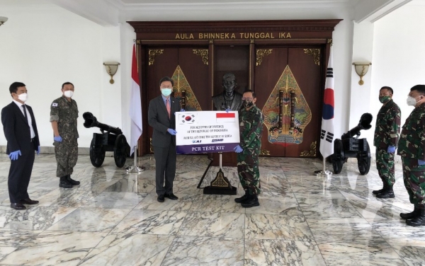 김창범 주인도네시아 한국 대사(왼쪽)가 아구스 스티아지 인도네시아 국방 사무차관에게 코로나 진단키트를 전달하고 있다. (사진=대우조선해양 제공)