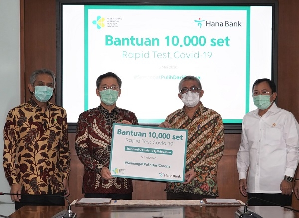 박성호 인도네시아 하나은행 법인장(사진 왼쪽에서 두번째), 트라완 인도네시아 보건부 장관(사진 왼쪽에서 네번째)외 관계자들이 기념촬영을 하고 있다. (사진=하나은행)