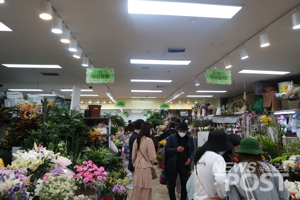 8일 이날 오전 서울 서초구 양재 꽃시장 지하상가에서 소비자들이 꽃을 구매하고 있다. (사진=이별님 기자)