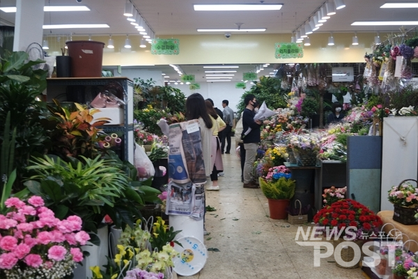 8일 이날 오전 서울 서초구 양재 꽃시장에 소비자들이 꽃을 구매하고 있다. (사진=이별님 기자)