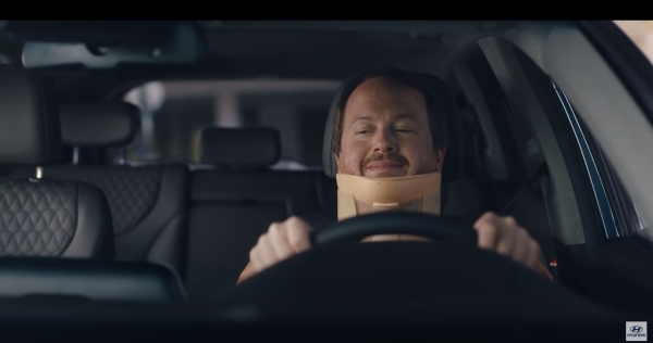 현대차 디지털 광고 ‘리어 뷰 모니터’에서 목에 보호대를 착용한 싼타페 운전자가 후방 카메라를 이용해 주차하는 장면. (사진=현대자동차그룹 제공)