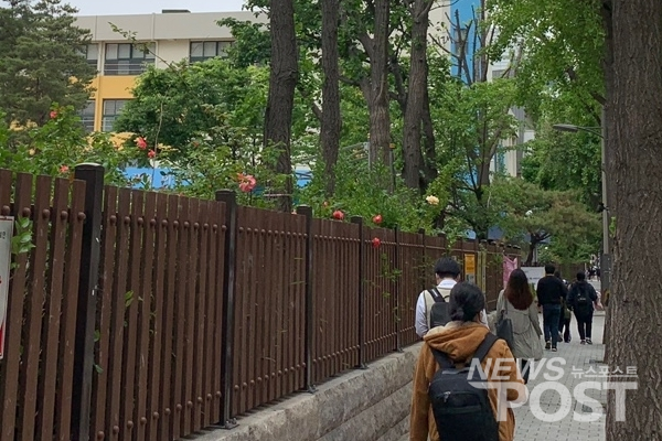 20일 이날 오전 서울 구로구의 한 고등학교에 3학년 학생들이 등교하고 있다. (사진=이별님 기자)