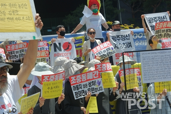 27일 이날 오후 서울 종로구 옛 일본 대사관 앞에서 열린 제1,441차 수요집회에서 참석자들이 언론 보도를 성토하는 팻말을 들고 있다. (사진=이별님 기자)