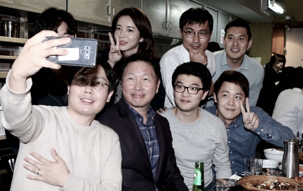 최태원 SK그룹 회장이 지난해 서울 광화문 인근의 한 대중음식점에서 저녁식사를 겸한 번개 행복토크를 열고 구성원들과 함께 사진을 찍고 있다. (사진=SK 제공)