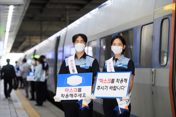 서울 용산역에서 마스크 쓰기 캠페인을 하고 있는 코레일 직원들. (사진=코레일 제공)