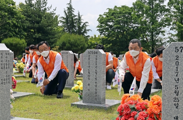 김신연 사장을 포함한 한화그룹 임직원들의 태극기 교체활동 모습 (사진=한화)