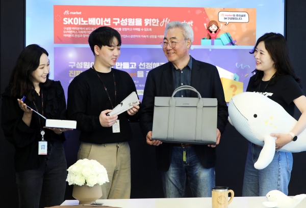 김준 총괄사장(왼쪽 셋째)이 하이마켓에서 구매한 사회적기업 제품들을 구성원들과 함께 살펴보고 있다. (사진=SK이노베이션 제공)