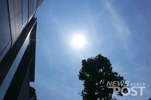 9일 서울 지역에 첫 폭염 특보가 내려진 가운데, 태양이 송파구 일대를 뜨겁게 달구고 있다. (사진=이별님 기자)