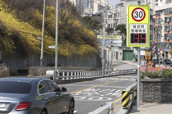 서울 성북구 한 어린이 보호구역에서 차량이 규정 속도를 초과해 운행하고 있다. (사진=뉴시스)