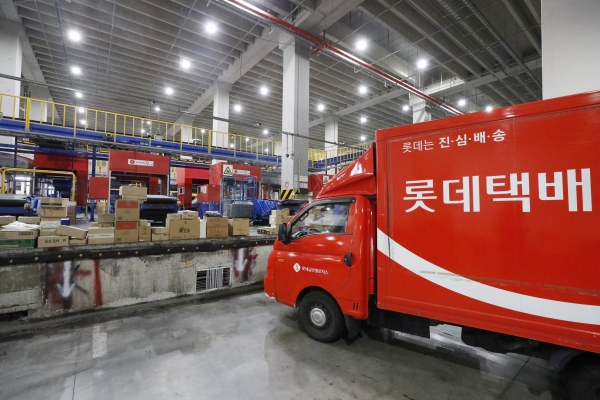 15일 서울 송파구 롯데택배 동남권물류센터에서 코로나19 확진자가 발생했다. 사진은 해당 건물 다른 작업장 모습. (사진=뉴시스)