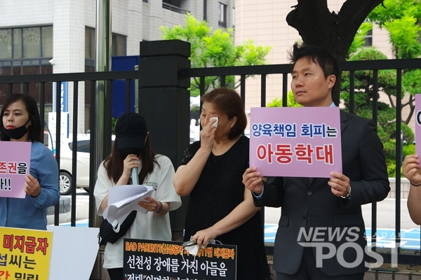 18일 이날 오전 서울 마포구 서울서부지방법원 앞에서 양육비 미지급 피해 당사자 박인옥 씨가 눈물을 흘리고 있다. (사진=이별님 기자)