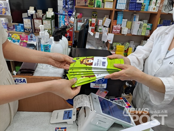 공적마스크 구매 가능 수량이 기존 3매에서 10매로 늘어난 18일 오후 서울의 한 약국을 찾은 시민이 공적마스크를 구매하고 있다 (사진=선초롱 기자)