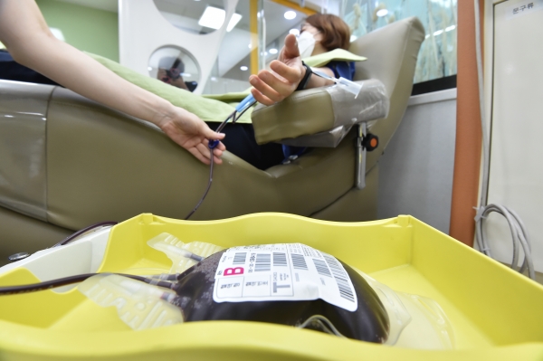 '세계 헌혈자의 날'인 14일 오전 경기 수원시 팔달구 헌혈의집 수원역센터에서 시민들이 헌혈을 하고 있다. (사진=뉴시스)