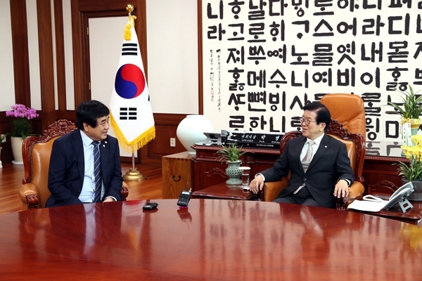 22일 박병석 국회의장이 서울 여의도 국회 의장 집무실에서 한상혁 방송통신위원장과 만났다. (사진=국회 제공)