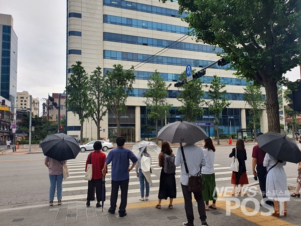장마가 시작된 24일 서울 송파구에서 시민들이 우산을 쓰고 출근길에 오르고 있다. (사진=이해리 기자)