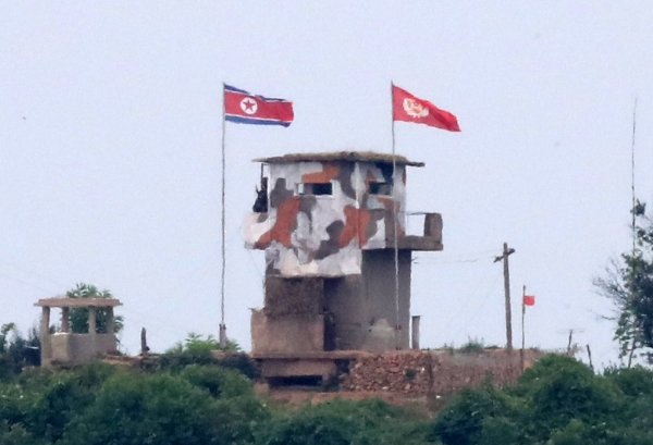 경기도 파주시 접경지역 철조망을 경계로 북한 초소가 보인다. (사진=뉴시스)