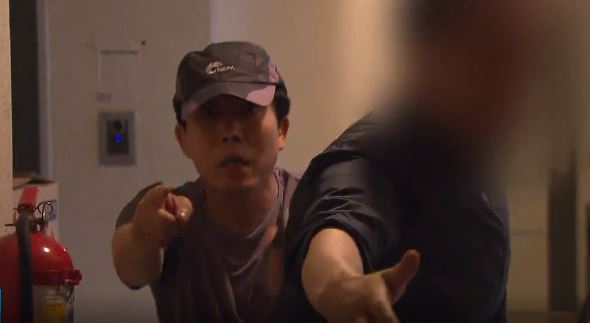 집으로 찾아온 취재진을 폭행하는 박상학 자유북한운동연합 대표. (사진=SBS 캡쳐)