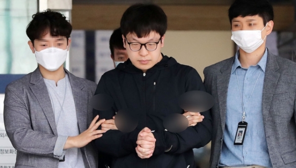 15일 텔레그램 박사방 유료회원이자 성 착취물 제작 및 유포 혐의를 받는 남경읍(29)이 서울 종로구 종로경찰서를 나오고 있다. (사진=뉴시스)