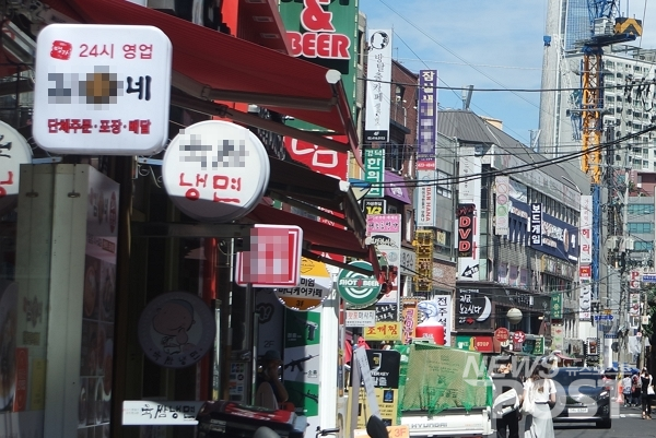 지난 15일 서울 송파구 먹자골목에 즐비한 가게들. (사진=이별님 기자)