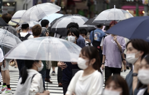 지난 9일 일본 도쿄에서 시민들이 코로나 19 예방을 위해 마스크를 착용하고 있다. (사진=AP/뉴시스)