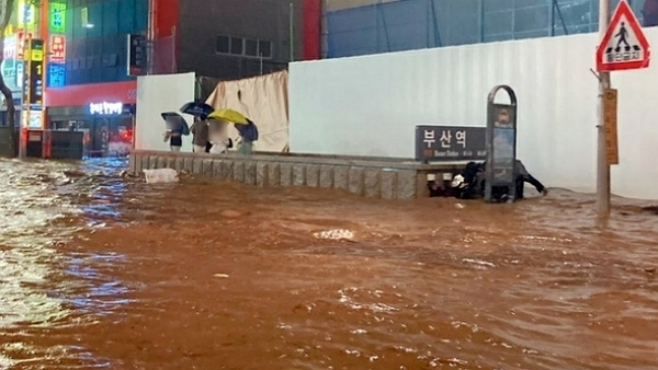 지난 23일 오후 부산 동구 부산역 앞 도로가 물바다로 변했다. 이날 부산 지역에 호우경보가 발효됐다. (사진=뉴시스)
