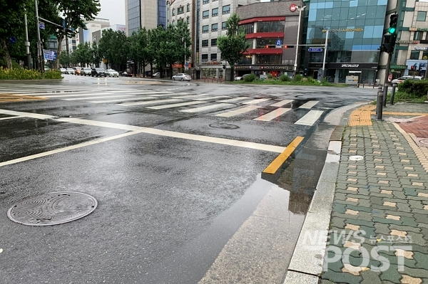 29일 이날 오전 서울 송파구 일대에 비가 내려 인근 도로에 물이 고여있다. (사진=이별님 기자)