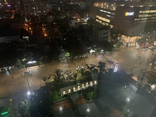 지난 23일 부산 남구 문현동의 건물 지하 주차장에 폭우로 물이 차 있다. (사진=독자 제공)
