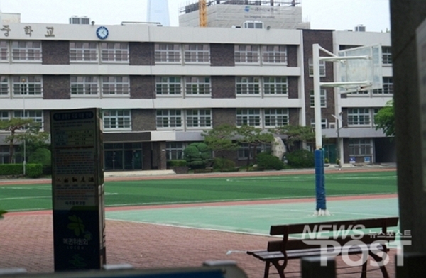 지난 5월 코로나 19 여파로 등교가 연기되면서 서울 송파구의 한 중학교의 운동장이 텅 빈 모습. (사진=뉴스포스트 DB)