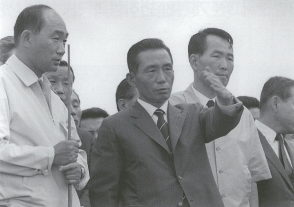 1969년 9월 3일 정해식 충북도지사로부터 도정보고를 받고 있는 박정희 전 대통령. (사진=박정희 대통령기념관)