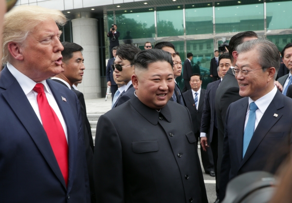 문재인 대통령이 2019년 6월 30일 판문점 자유의 집 앞에서 김정은 북한 국무위원장, 트럼프 미국 대통령과 이야기를 나누고 있다. (사진=뉴시스)
