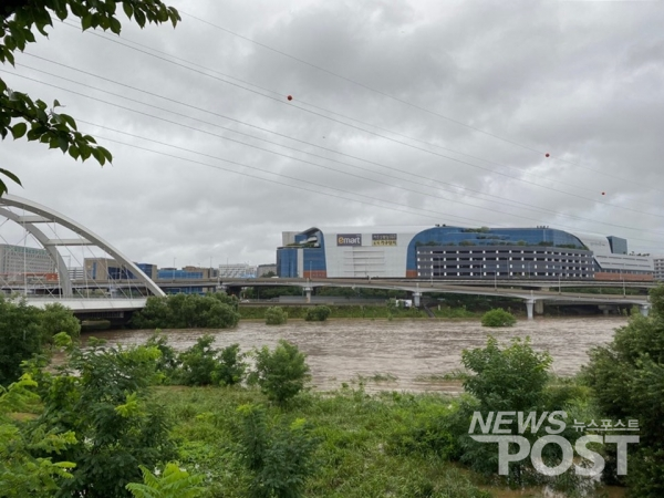 지속되는 폭우로 급격히 물이 불어난 탄천. 가든파이브 인근 숯내교 밑까지 물이 불었다. (사진=김혜선 기자)