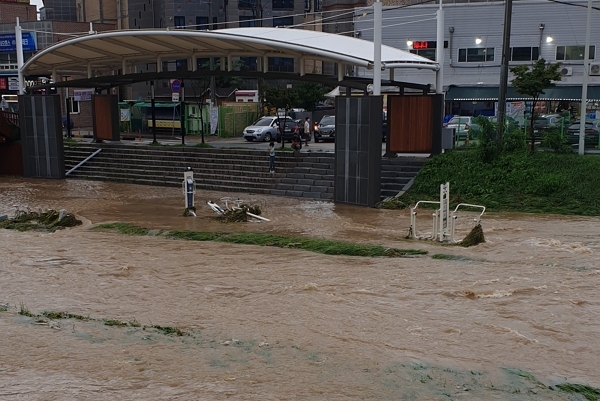 지난 4일 충남 천안에 폭우가 쏟아져 동남구 인근 상가 근처가 물바다가 됐다. (사진=독자 제공)