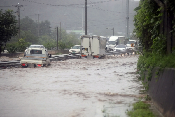 장마전선의 영향으로 중부지역에 강한 비가 내리는 지난 3일 경기 가평군 달전리 인근 국도가 침수됐다. (사진=뉴시스)