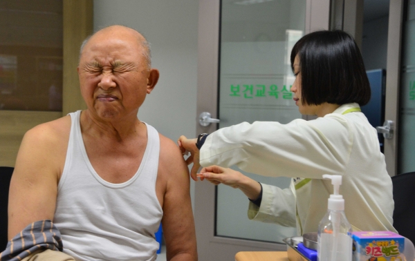 겨울 환절기를 맞아 서울 마포구청에서 어르신들이 폐렴구균 무료 예방접종을 맞고 있다. (사진=뉴시스)