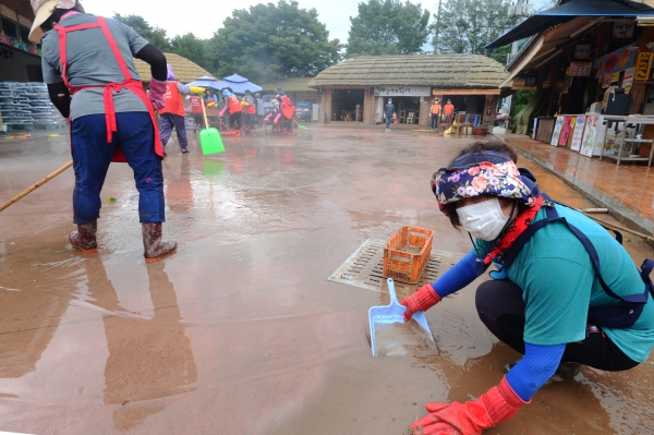 11일 오전 자원봉사자들이 섬진강 범람으로 수해를 입은 화개장터를 찾아 봉사활동을 펼치고 있다. (사진=뉴시스)
