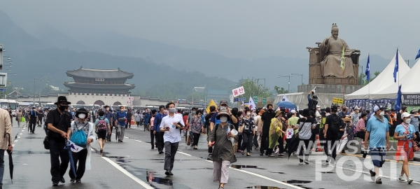 15일 보수단체가 서울 광화문 광장에 모여 현 정부를 비판하는 집회를 벌이고 있다. 서울시에서는 코로나19 확산 방지를 위해 집합금지 명령을 내렸지만, 보수 단체들은 이를 받아들이지 않고 집회 개최를 강행했다. (사진=김혜선 기자)