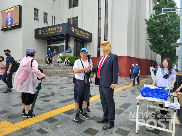 15일 서울 시청 인근에 나타난 도널드 트럼프 가면. 일부 시민들은 마스크를 착용하지 않고 광화문 집회에 참석했다. (사진=김혜선 기자)