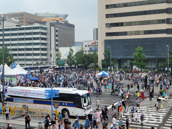 서울시의 집합금지명령에도 15일 서울 광화문 광장에서 현 정부를 규탄하는 보수 단체의 집회가 강행됐다. (사진=김혜선 기자)