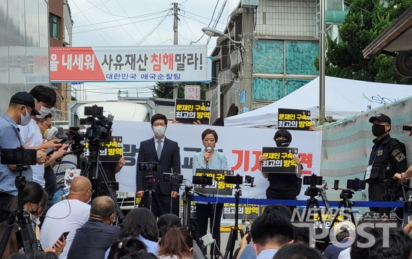 17일 이날 서울 성북구 사랑제일교회 앞에서 사랑제일교회 및 전광훈 목사 공동변호인단이 기자회견을 열었다. (사진=김혜선 기자)
