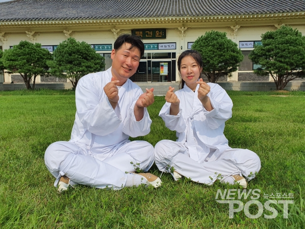 충주택견전수관에서 인터뷰에 응하고 있는 청년 택견꾼 이병화(왼쪽)와 이다경. (사진=이상진 기자)