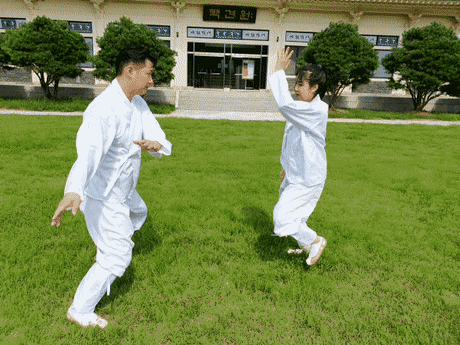 택견 시범을 보이는 택견꾼 이병화와 이다경. (사진=이상진 기자)