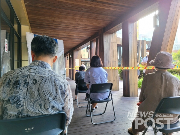 지난 19일 송파구 선별진료소에서 코로나19 검사를 받기 위해 시민들이 순서를 기다리고 있다. (사진=김혜선 기자)