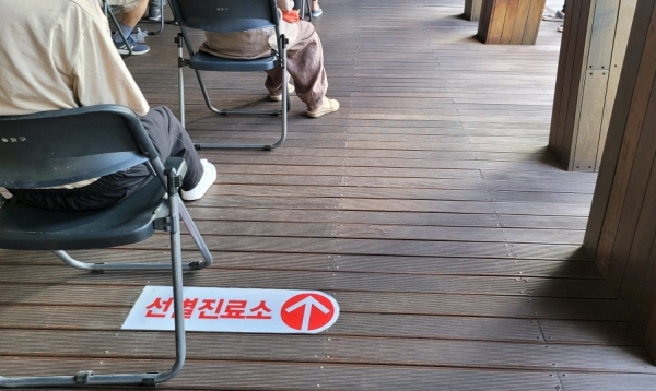 20일 경기 안산시 한 마스크 제조업체에서 관계자들이 마스크를 생산하고 있다. (사진=뉴시스)