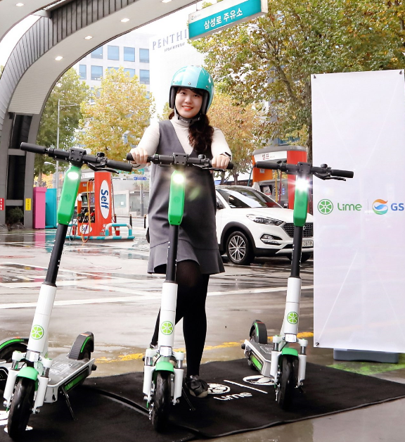 삼성로주유소에서 전동킥보드를 타고 포즈를 취하고 있는 모습. (사진=GS칼텍스)